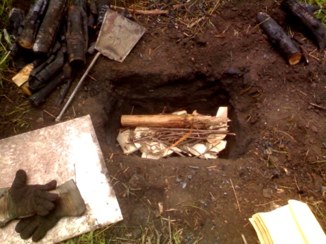 Производство древесного угля в яме