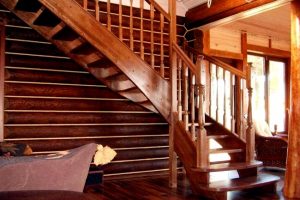 обработка ступеней деревянной лестницы
