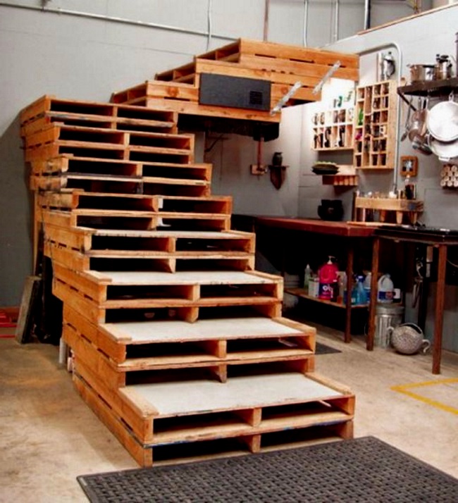 деревянная лестница из поддонов