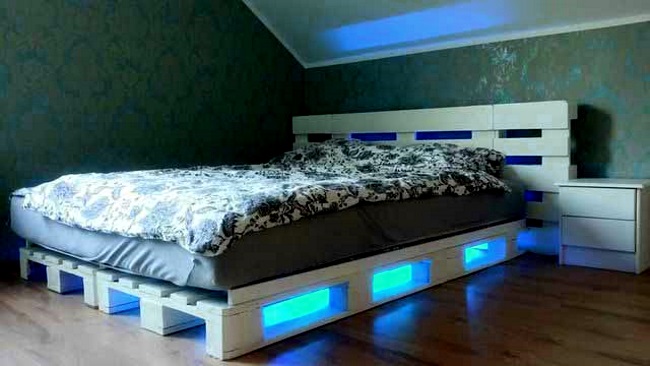 кровать из деревянных поддонов
