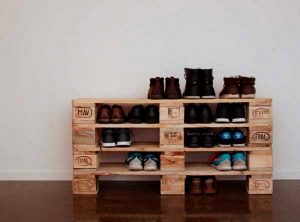 полка для обуви из деревянных поддонов