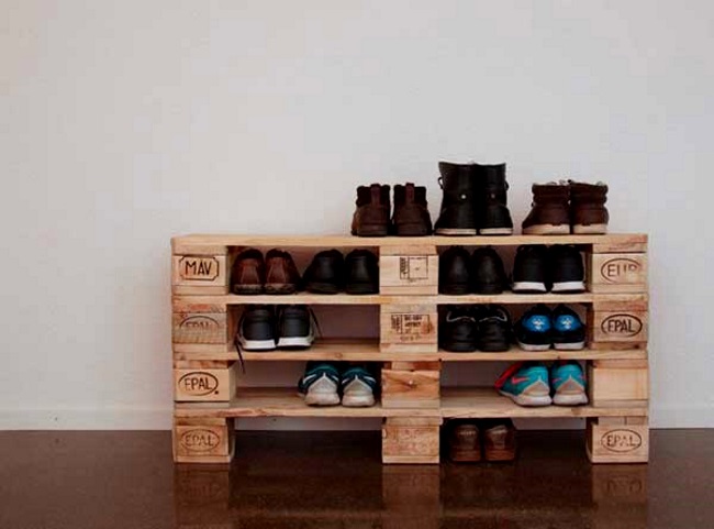 полка для обуви из деревянных поддонов