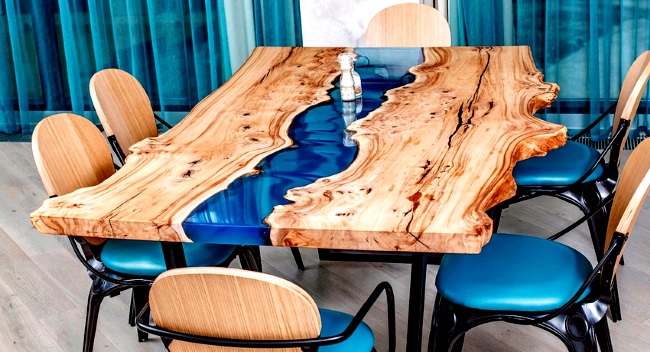 стол из древесины и эпоксидной смолы