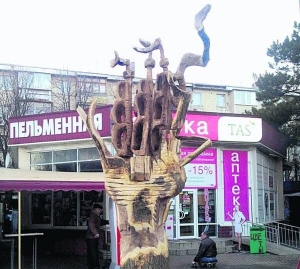 V centre Sevastopolja stvol dereva prevratili v korabl'