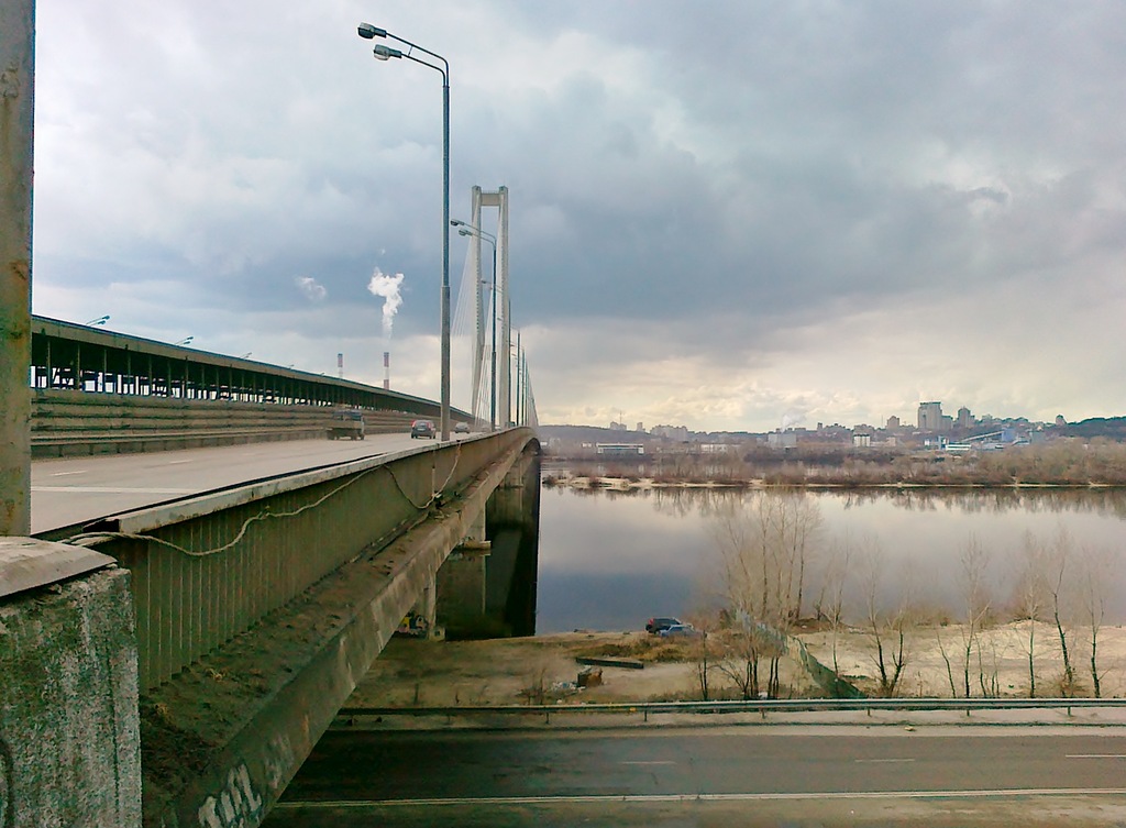 Zakonno li dobyvajut pesok vozle Juzhnogo mosta v Kieve