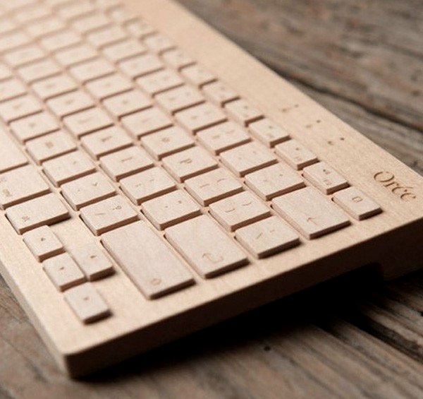 Клавиатура из древесины орешника