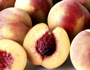 Плод персика с косточкой