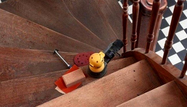 обработка деревянной лестницы в доме