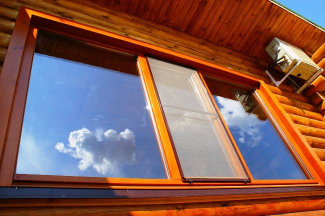 Как выбрать пластиковые окна для монтажа в деревянный дом